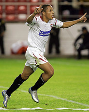 Adriano tras marcar el primer gol del Sevilla. (Foto: EFE)
