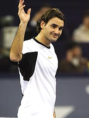 Federer saluda al pblico tras meterse en la final. (Foto: REUTERS)