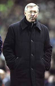 Sir Alex Ferguson, con cara de circunstancias tras el empate en Old Trafford. (Foto: AP)