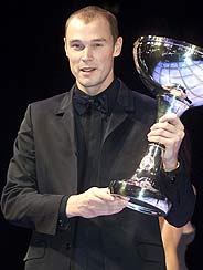 Burns, con s trofeo de campen en 2001. (Foto: AFP)