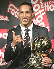Ronaldinho hace su gesto ms tpico con el Baln de Oro en la otra mano. (Foto: REUTERS)