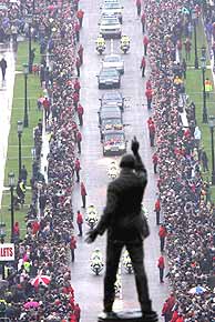 El cortejo fnebre de George Best, acompaado por miles de personas. (Foto: AP)