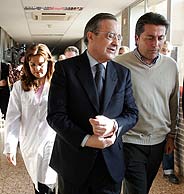 Florentino Prez a su llegada al hospital de Sagunto. (Foto: EFE)