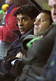 Rijkaard observa el partido junto a Eusebio. (Foto: EFE)