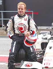 Barrichello posa con el nuevo RA106. (Foto: REUTERS)