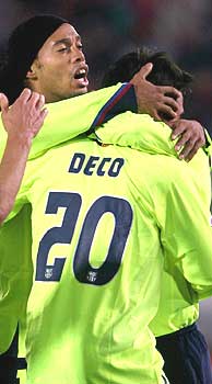 Ronaldinho abraza a Deco tras el primer gol del Bara. (Foto: REUTERS)