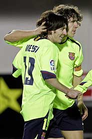 Puyol felicita a Messi por su primer gol. (Foto: AP)