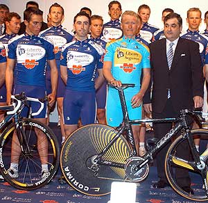 De izquierda a derecha: Contador, Beloki, Vinokourov y Saiz. (Foto: EFE)