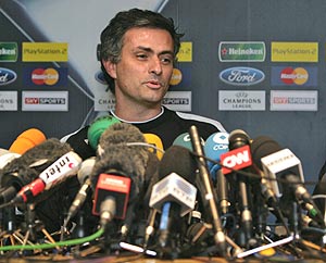 Mourinho, durante la rueda de prensa. (Foto: AFP)