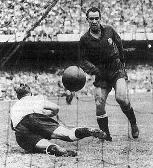Zarra marca ante Inglaterra en el Mundial de Brasil 1950. (Foto: EL MUNDO)
