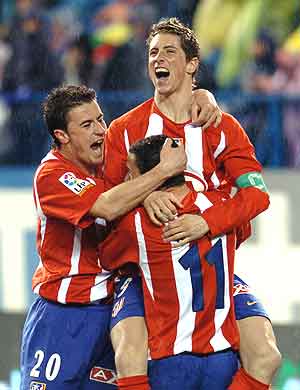 Torres, Maxi Rodrguez y Gabi celebran el segundo gol ante el Mlaga. (Foto: EFE)
