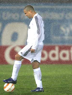 Ronaldo, perdido bajo el diluvio de Son Moix. (Foto: AP)