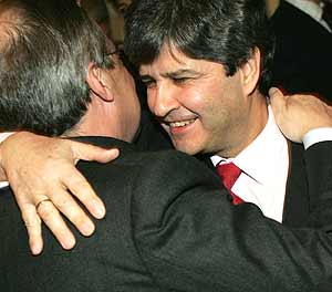 Fernando Martn y Florentino Prez se funden en un abrazo. (Foto: EFE)