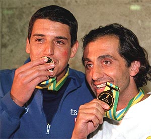 Jesús Rollán (i), junto a Manuel Estiarte, con la medalla de oro lograda en los Mundiales de Perth'98. (Foto: EFE)