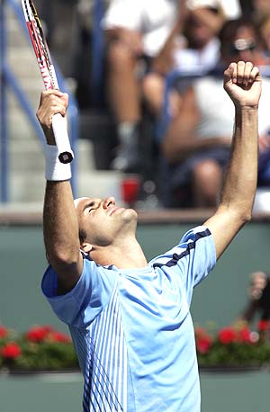 Roger Federer, en su gesto caracterstico mirando al cielo tras su triunfo ante Blake. (Foto: REUTERS)