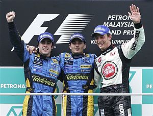 Alonso, Fisichella y Button, en el podio de Malasia. (Foto: AP)