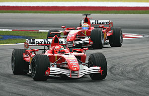 Ferrari puede tener problemas por posibles irregularidades en el alerón. (Foto: AP)