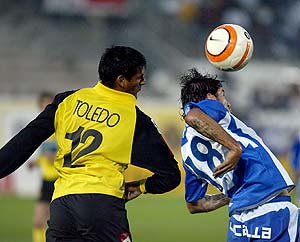 Pablo Couñago cabecea el balón ante Toledo. (Foto: EFE)