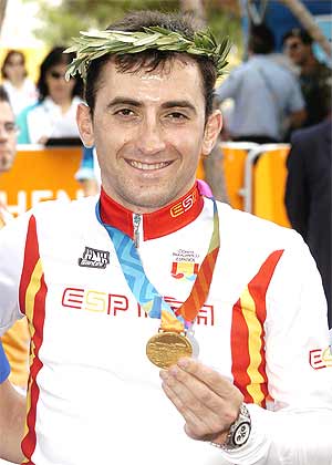 Javier Otxoa, tras ganar una medalla de oro en los Juegos Paralmpicos de Atenas. (Foto: EFE)