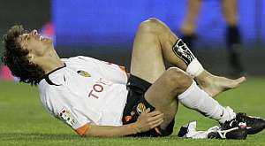 Aimar se queja de dolor tras lesionarse ante el Villarreal. (Foto: AP)