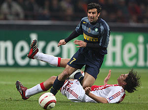 El jugador del Inter, Luis Figo, es duda para el partido contra el Villarreal. (Foto:EFE)