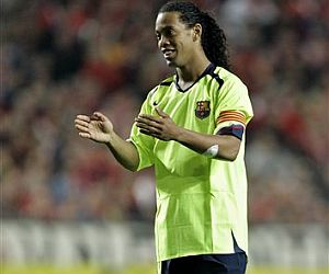 Ronaldinho, contra el Benfica. (Foto: EFE)
