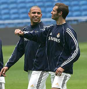 Helguera y Ronaldo, durante un entrenamiento. (Foto: EFE)