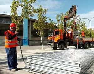 Unos operarios recogen las vallas para la construccin del nuevo estadio. (Foto: JAVIER CEBOLLADA)