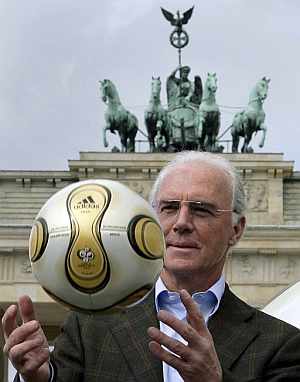 Beckenbauer, con el baln de la final del Mundial. (Foto: EFE)