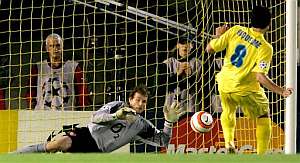 Riquelme lanza el penalti que Jens Lehman detendría. (foto: AP)