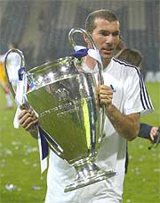 Zidane, con la Champions de 2002.