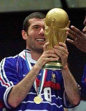 Zidane con la Copa del Mundo de 1998. (Foto: AP)