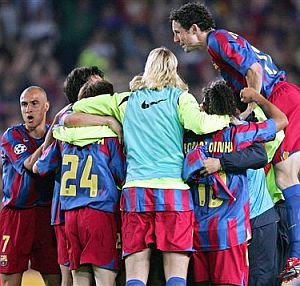 Los jugadores del Barcelona celebran el pase a la final de la Champions. (Foto: AP)