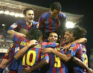 Los jugadores del Barcelona celebran un gol. (Foto: EFE)
