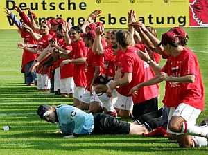 Los jugadores del Bayern celebran el ttulo alemn. (Foto: AP)