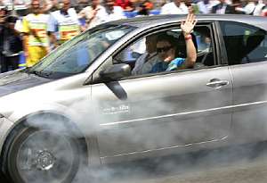 Alonso arranca quemando neumtico con el Rey como copiloto. (Foto: EFE)