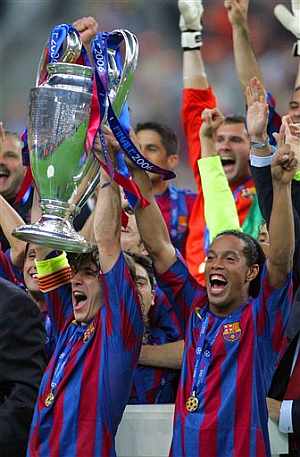 Puyol levanta la Copa de Europa al lado de Ronaldinho. (Foto:EFE)