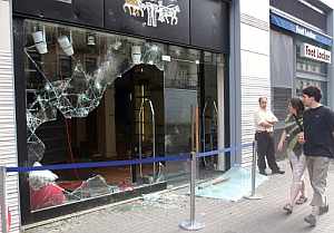 Los escaparates de algunas tiendas fueron objeto de las iras de los aficionados culs. (Foto: EFE)