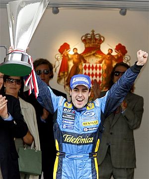 Alonso celebra en el podio su triunfo. (Foto: AP)