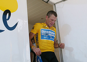 Lance Armstrong sale de un control antidopaje durante el Tour de 2005. (Foto: AFP)