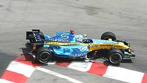 Alonso pilota su R26 en Mnaco. (Foto: AFP)