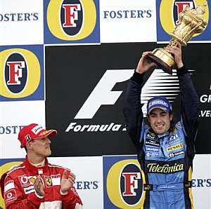 Schumacher aplaude a Alonso en el podio de Silverstone. (Foto: AP)