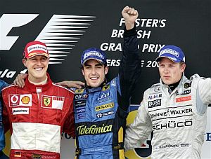 Schumacher, Alonso y Raikkonen, en el podio de Silverstone. (Foto: AP)