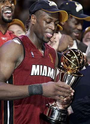 Dwayne Wade recibe el galardn de MVP. (Foto: AP)