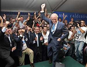Ramón Calderón celebra la victoria en su sede electoral. (Foto: EFE)