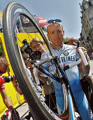 Leipheimer, el 'superviviente' mejor clasificado en el Tour 2005. (Foto:_ AFP)