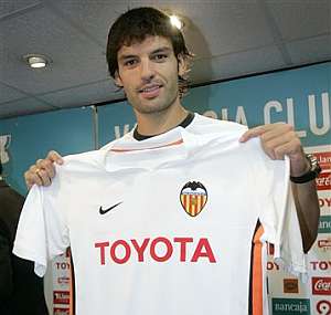 Morientes posa con la camiseta del Valencia. (Foto: AP)