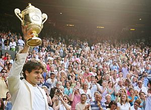 Federer posa con su cuarto trofeo de Wimbledon. (Foto: Reuters)