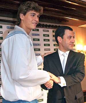 Llorente, a la izquierda de la foto, con Lamikiz, presidente del Athletic. (Foto: EFE)