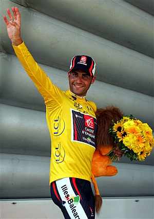 Óscar Pereiro saluda como líder del Tour. (Foto: AP)